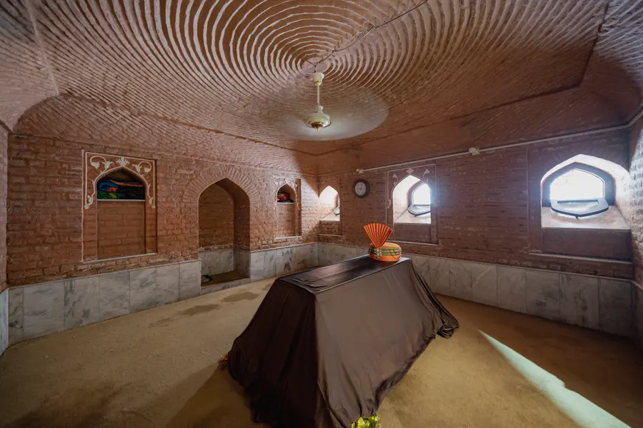 Baba Hassan Din Shrine — Religious architectural photography, Lahore